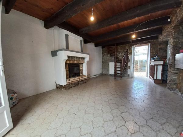 Authentique maison de village à rénover - Charme, dépendance en pierre et beau potentiel à 1,5 km des plages