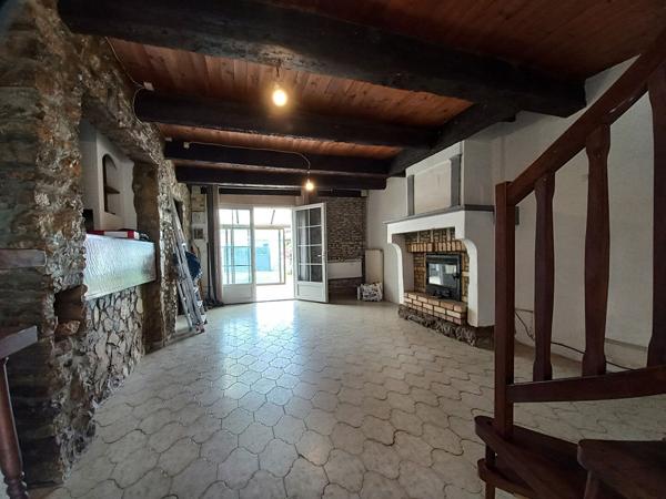 Authentique maison de village à rénover - Charme, dépendance en pierre et beau potentiel à 1,5 km des plages