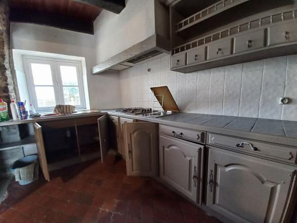 Authentique maison de village à rénover - Charme, dépendance en pierre et beau potentiel à 1,5 km des plages