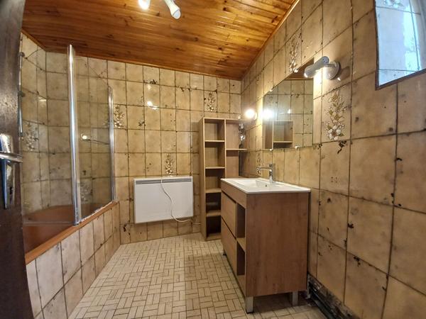 Authentique maison de village à rénover - Charme, dépendance en pierre et beau potentiel à 1,5 km des plages