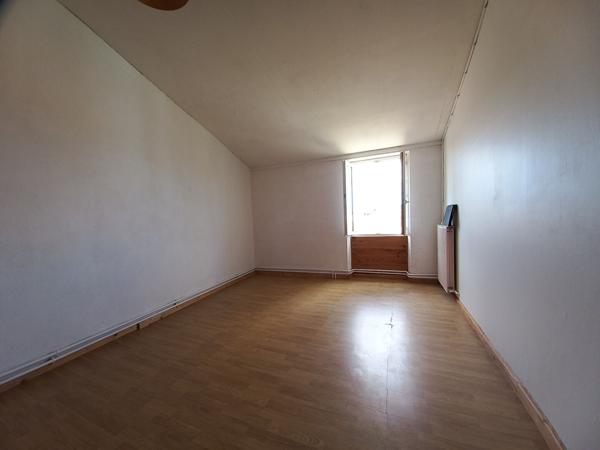 Authentique maison de village à rénover - Charme, dépendance en pierre et beau potentiel à 1,5 km des plages