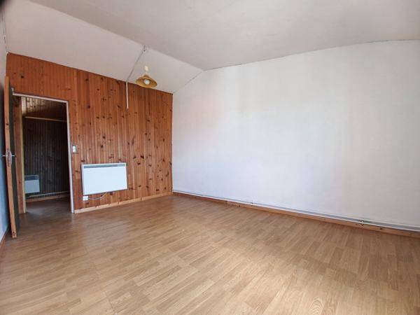 Authentique maison de village à rénover - Charme, dépendance en pierre et beau potentiel à 1,5 km des plages