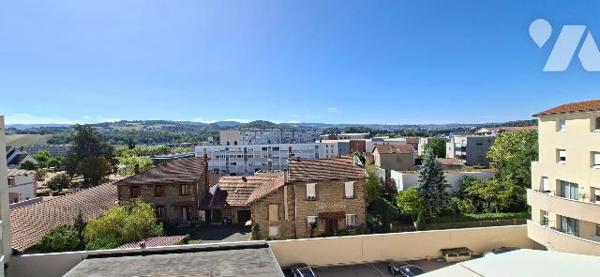 A La Talaudière -centre, appartement T3 au dernier étage avec terrasse et double garage .