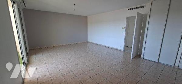 A La Talaudière -centre, appartement T3 au dernier étage avec terrasse et double garage .