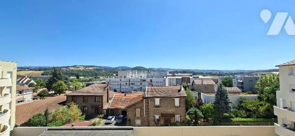 A La Talaudière -centre, appartement T3 au dernier étage avec terrasse et double garage .