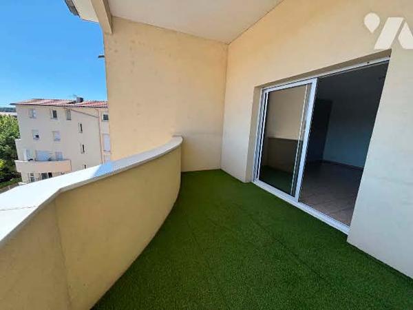 A La Talaudière -centre, appartement T3 au dernier étage avec terrasse et double garage .