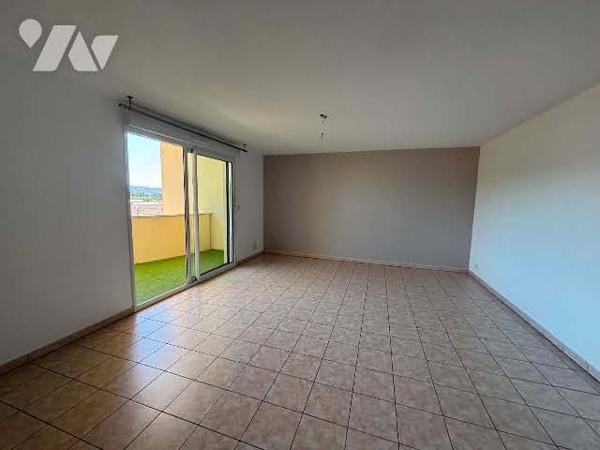 A La Talaudière -centre, appartement T3 au dernier étage avec terrasse et double garage .