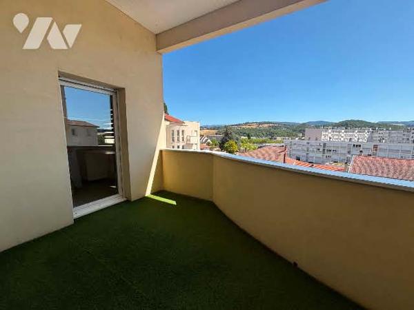 A La Talaudière -centre, appartement T3 au dernier étage avec terrasse et double garage .