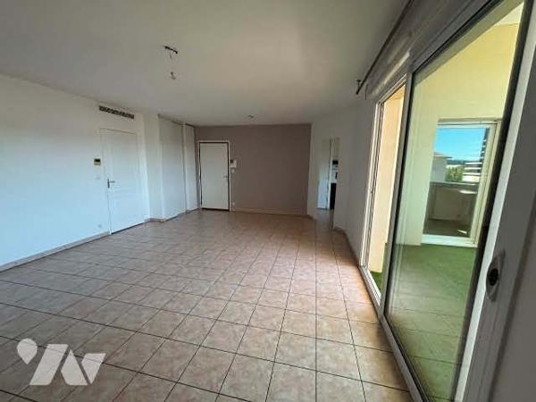 A La Talaudière -centre, appartement T3 au dernier étage avec terrasse et double garage .