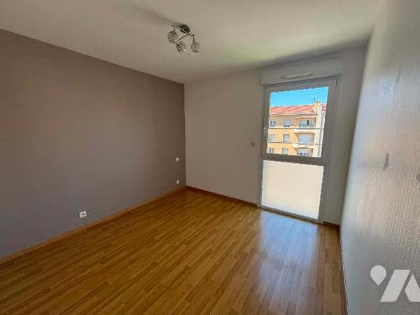 A La Talaudière -centre, appartement T3 au dernier étage avec terrasse et double garage .