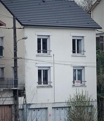 Immeuble composé de deux T3, garages, cave, terrasse, à finir de rénover 19000 TULLE