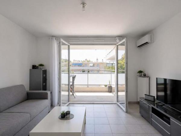 Appartement
         3 pièces
        - 55 m² 179 000 € *
