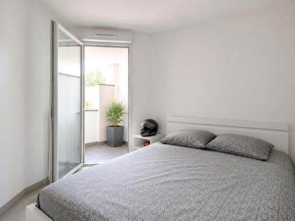 Appartement
         3 pièces
        - 55 m² 179 000 € *