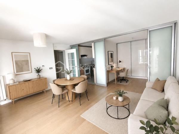 Au cœur du très recherché quartier de la Cour Saint-Louis, à l’abri de l’effervescence parisienne, découvrez ce charmant appartement de 2/3 pièces situé dans une résidence récente de standing édifiée en 2015.

Nichée dans un environnement sécurisé et particulièrement paisible, cette copropriété parfaitement entretenue avec ascenseur et accès PMR offre un cadre de vie rare dans le 11ᵉ arrondissement.

Dès l’entrée, l’appartement séduit par son agencement intelligent et ses nombreux rangements intégrés. La pièce de vie, baignée de lumière grâce à son exposition Ouest, profite d’une belle luminosité tout au long de la journée et s’ouvre sur une cuisine américaine moderne entièrement aménagée et équipée.

L’ensemble forme un espace chaleureux et convivial, idéal pour recevoir, tout en conservant une atmosphère intimiste et au calme remarquable des lieux.

La partie nuit se compose d’une agréable chambre avec rangements, offrant confort et sérénité. Une seconde pièce ouverte sur le séjour apporte une véritable flexibilité au plan : bureau pour le télétravail, chambre d’appoint, espace enfant ou coin lecture… chacun pourra l’adapter selon ses besoins.

L’appartement dispose également d’une salle d’eau contemporaine avec espace buanderie, pensée pour un quotidien pratique et confortable, ainsi que de toilettes séparées.

Une cave complète ce bien, offrant un espace de stockage supplémentaire appréciable.

Rare sur le secteur, cet appartement réunit les qualités les plus recherchées : un immeuble récent, des prestations modernes, un calme absolu, une belle luminosité et un plan évolutif. Un bien idéal pour une résidence principale élégante ou un investissement patrimonial de qualité.

LES ATOUTS :
✓ Adresse recherchée Cour Saint-Louis
✓ Résidence récente de standing (2015)
✓ Calme absolu et aucun vis-à-vis
✓ Exposition Ouest – belle luminosité
✓ Plan modulable avec possibilité de 2ᵉ chambre
✓ Cuisine ouverte équipée
✓ Ascenseur – accès PMR
✓ Cave