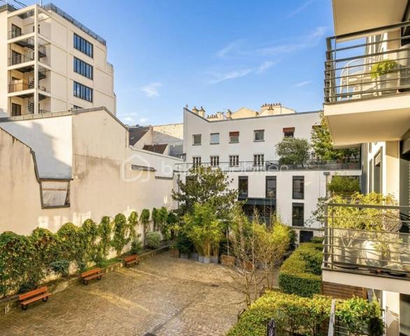 Au cœur du très recherché quartier de la Cour Saint-Louis, à l’abri de l’effervescence parisienne, découvrez ce charmant appartement de 2/3 pièces situé dans une résidence récente de standing édifiée en 2015.

Nichée dans un environnement sécurisé et particulièrement paisible, cette copropriété parfaitement entretenue avec ascenseur et accès PMR offre un cadre de vie rare dans le 11ᵉ arrondissement.

Dès l’entrée, l’appartement séduit par son agencement intelligent et ses nombreux rangements intégrés. La pièce de vie, baignée de lumière grâce à son exposition Ouest, profite d’une belle luminosité tout au long de la journée et s’ouvre sur une cuisine américaine moderne entièrement aménagée et équipée.

L’ensemble forme un espace chaleureux et convivial, idéal pour recevoir, tout en conservant une atmosphère intimiste et au calme remarquable des lieux.

La partie nuit se compose d’une agréable chambre avec rangements, offrant confort et sérénité. Une seconde pièce ouverte sur le séjour apporte une véritable flexibilité au plan : bureau pour le télétravail, chambre d’appoint, espace enfant ou coin lecture… chacun pourra l’adapter selon ses besoins.

L’appartement dispose également d’une salle d’eau contemporaine avec espace buanderie, pensée pour un quotidien pratique et confortable, ainsi que de toilettes séparées.

Une cave complète ce bien, offrant un espace de stockage supplémentaire appréciable.

Rare sur le secteur, cet appartement réunit les qualités les plus recherchées : un immeuble récent, des prestations modernes, un calme absolu, une belle luminosité et un plan évolutif. Un bien idéal pour une résidence principale élégante ou un investissement patrimonial de qualité.

LES ATOUTS :
✓ Adresse recherchée Cour Saint-Louis
✓ Résidence récente de standing (2015)
✓ Calme absolu et aucun vis-à-vis
✓ Exposition Ouest – belle luminosité
✓ Plan modulable avec possibilité de 2ᵉ chambre
✓ Cuisine ouverte équipée
✓ Ascenseur – accès PMR
✓ Cave