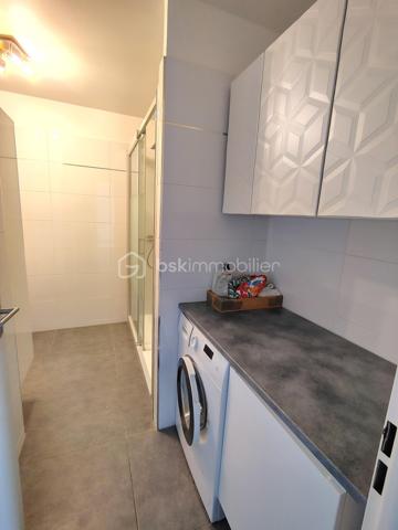 Au cœur du très recherché quartier de la Cour Saint-Louis, à l’abri de l’effervescence parisienne, découvrez ce charmant appartement de 2/3 pièces situé dans une résidence récente de standing édifiée en 2015.

Nichée dans un environnement sécurisé et particulièrement paisible, cette copropriété parfaitement entretenue avec ascenseur et accès PMR offre un cadre de vie rare dans le 11ᵉ arrondissement.

Dès l’entrée, l’appartement séduit par son agencement intelligent et ses nombreux rangements intégrés. La pièce de vie, baignée de lumière grâce à son exposition Ouest, profite d’une belle luminosité tout au long de la journée et s’ouvre sur une cuisine américaine moderne entièrement aménagée et équipée.

L’ensemble forme un espace chaleureux et convivial, idéal pour recevoir, tout en conservant une atmosphère intimiste et au calme remarquable des lieux.

La partie nuit se compose d’une agréable chambre avec rangements, offrant confort et sérénité. Une seconde pièce ouverte sur le séjour apporte une véritable flexibilité au plan : bureau pour le télétravail, chambre d’appoint, espace enfant ou coin lecture… chacun pourra l’adapter selon ses besoins.

L’appartement dispose également d’une salle d’eau contemporaine avec espace buanderie, pensée pour un quotidien pratique et confortable, ainsi que de toilettes séparées.

Une cave complète ce bien, offrant un espace de stockage supplémentaire appréciable.

Rare sur le secteur, cet appartement réunit les qualités les plus recherchées : un immeuble récent, des prestations modernes, un calme absolu, une belle luminosité et un plan évolutif. Un bien idéal pour une résidence principale élégante ou un investissement patrimonial de qualité.

LES ATOUTS :
✓ Adresse recherchée Cour Saint-Louis
✓ Résidence récente de standing (2015)
✓ Calme absolu et aucun vis-à-vis
✓ Exposition Ouest – belle luminosité
✓ Plan modulable avec possibilité de 2ᵉ chambre
✓ Cuisine ouverte équipée
✓ Ascenseur – accès PMR
✓ Cave