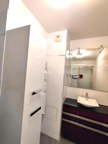Au cœur du très recherché quartier de la Cour Saint-Louis, à l’abri de l’effervescence parisienne, découvrez ce charmant appartement de 2/3 pièces situé dans une résidence récente de standing édifiée en 2015.

Nichée dans un environnement sécurisé et particulièrement paisible, cette copropriété parfaitement entretenue avec ascenseur et accès PMR offre un cadre de vie rare dans le 11ᵉ arrondissement.

Dès l’entrée, l’appartement séduit par son agencement intelligent et ses nombreux rangements intégrés. La pièce de vie, baignée de lumière grâce à son exposition Ouest, profite d’une belle luminosité tout au long de la journée et s’ouvre sur une cuisine américaine moderne entièrement aménagée et équipée.

L’ensemble forme un espace chaleureux et convivial, idéal pour recevoir, tout en conservant une atmosphère intimiste et au calme remarquable des lieux.

La partie nuit se compose d’une agréable chambre avec rangements, offrant confort et sérénité. Une seconde pièce ouverte sur le séjour apporte une véritable flexibilité au plan : bureau pour le télétravail, chambre d’appoint, espace enfant ou coin lecture… chacun pourra l’adapter selon ses besoins.

L’appartement dispose également d’une salle d’eau contemporaine avec espace buanderie, pensée pour un quotidien pratique et confortable, ainsi que de toilettes séparées.

Une cave complète ce bien, offrant un espace de stockage supplémentaire appréciable.

Rare sur le secteur, cet appartement réunit les qualités les plus recherchées : un immeuble récent, des prestations modernes, un calme absolu, une belle luminosité et un plan évolutif. Un bien idéal pour une résidence principale élégante ou un investissement patrimonial de qualité.

LES ATOUTS :
✓ Adresse recherchée Cour Saint-Louis
✓ Résidence récente de standing (2015)
✓ Calme absolu et aucun vis-à-vis
✓ Exposition Ouest – belle luminosité
✓ Plan modulable avec possibilité de 2ᵉ chambre
✓ Cuisine ouverte équipée
✓ Ascenseur – accès PMR
✓ Cave