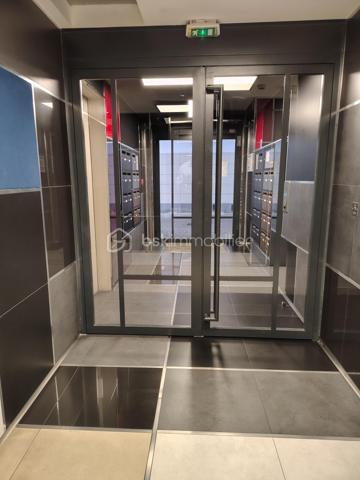 Au cœur du très recherché quartier de la Cour Saint-Louis, à l’abri de l’effervescence parisienne, découvrez ce charmant appartement de 2/3 pièces situé dans une résidence récente de standing édifiée en 2015.

Nichée dans un environnement sécurisé et particulièrement paisible, cette copropriété parfaitement entretenue avec ascenseur et accès PMR offre un cadre de vie rare dans le 11ᵉ arrondissement.

Dès l’entrée, l’appartement séduit par son agencement intelligent et ses nombreux rangements intégrés. La pièce de vie, baignée de lumière grâce à son exposition Ouest, profite d’une belle luminosité tout au long de la journée et s’ouvre sur une cuisine américaine moderne entièrement aménagée et équipée.

L’ensemble forme un espace chaleureux et convivial, idéal pour recevoir, tout en conservant une atmosphère intimiste et au calme remarquable des lieux.

La partie nuit se compose d’une agréable chambre avec rangements, offrant confort et sérénité. Une seconde pièce ouverte sur le séjour apporte une véritable flexibilité au plan : bureau pour le télétravail, chambre d’appoint, espace enfant ou coin lecture… chacun pourra l’adapter selon ses besoins.

L’appartement dispose également d’une salle d’eau contemporaine avec espace buanderie, pensée pour un quotidien pratique et confortable, ainsi que de toilettes séparées.

Une cave complète ce bien, offrant un espace de stockage supplémentaire appréciable.

Rare sur le secteur, cet appartement réunit les qualités les plus recherchées : un immeuble récent, des prestations modernes, un calme absolu, une belle luminosité et un plan évolutif. Un bien idéal pour une résidence principale élégante ou un investissement patrimonial de qualité.

LES ATOUTS :
✓ Adresse recherchée Cour Saint-Louis
✓ Résidence récente de standing (2015)
✓ Calme absolu et aucun vis-à-vis
✓ Exposition Ouest – belle luminosité
✓ Plan modulable avec possibilité de 2ᵉ chambre
✓ Cuisine ouverte équipée
✓ Ascenseur – accès PMR
✓ Cave