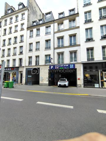 Au cœur du très recherché quartier de la Cour Saint-Louis, à l’abri de l’effervescence parisienne, découvrez ce charmant appartement de 2/3 pièces situé dans une résidence récente de standing édifiée en 2015.

Nichée dans un environnement sécurisé et particulièrement paisible, cette copropriété parfaitement entretenue avec ascenseur et accès PMR offre un cadre de vie rare dans le 11ᵉ arrondissement.

Dès l’entrée, l’appartement séduit par son agencement intelligent et ses nombreux rangements intégrés. La pièce de vie, baignée de lumière grâce à son exposition Ouest, profite d’une belle luminosité tout au long de la journée et s’ouvre sur une cuisine américaine moderne entièrement aménagée et équipée.

L’ensemble forme un espace chaleureux et convivial, idéal pour recevoir, tout en conservant une atmosphère intimiste et au calme remarquable des lieux.

La partie nuit se compose d’une agréable chambre avec rangements, offrant confort et sérénité. Une seconde pièce ouverte sur le séjour apporte une véritable flexibilité au plan : bureau pour le télétravail, chambre d’appoint, espace enfant ou coin lecture… chacun pourra l’adapter selon ses besoins.

L’appartement dispose également d’une salle d’eau contemporaine avec espace buanderie, pensée pour un quotidien pratique et confortable, ainsi que de toilettes séparées.

Une cave complète ce bien, offrant un espace de stockage supplémentaire appréciable.

Rare sur le secteur, cet appartement réunit les qualités les plus recherchées : un immeuble récent, des prestations modernes, un calme absolu, une belle luminosité et un plan évolutif. Un bien idéal pour une résidence principale élégante ou un investissement patrimonial de qualité.

LES ATOUTS :
✓ Adresse recherchée Cour Saint-Louis
✓ Résidence récente de standing (2015)
✓ Calme absolu et aucun vis-à-vis
✓ Exposition Ouest – belle luminosité
✓ Plan modulable avec possibilité de 2ᵉ chambre
✓ Cuisine ouverte équipée
✓ Ascenseur – accès PMR
✓ Cave