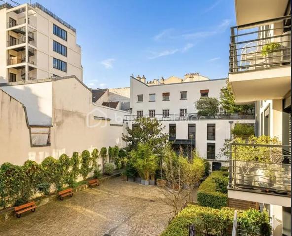 Au cœur du très recherché quartier de la Cour Saint-Louis, à l’abri de l’effervescence parisienne, découvrez ce charmant appartement de 2/3 pièces situé dans une résidence récente de standing édifiée en 2015.

Nichée dans un environnement sécurisé et particulièrement paisible, cette copropriété parfaitement entretenue avec ascenseur et accès PMR offre un cadre de vie rare dans le 11ᵉ arrondissement.

Dès l’entrée, l’appartement séduit par son agencement intelligent et ses nombreux rangements intégrés. La pièce de vie, baignée de lumière grâce à son exposition Ouest, profite d’une belle luminosité tout au long de la journée et s’ouvre sur une cuisine américaine moderne entièrement aménagée et équipée.

L’ensemble forme un espace chaleureux et convivial, idéal pour recevoir, tout en conservant une atmosphère intimiste et au calme remarquable des lieux.

La partie nuit se compose d’une agréable chambre avec rangements, offrant confort et sérénité. Une seconde pièce ouverte sur le séjour apporte une véritable flexibilité au plan : bureau pour le télétravail, chambre d’appoint, espace enfant ou coin lecture… chacun pourra l’adapter selon ses besoins.

L’appartement dispose également d’une salle d’eau contemporaine avec espace buanderie, pensée pour un quotidien pratique et confortable, ainsi que de toilettes séparées.

Une cave complète ce bien, offrant un espace de stockage supplémentaire appréciable.

Rare sur le secteur, cet appartement réunit les qualités les plus recherchées : un immeuble récent, des prestations modernes, un calme absolu, une belle luminosité et un plan évolutif. Un bien idéal pour une résidence principale élégante ou un investissement patrimonial de qualité.

LES ATOUTS :
✓ Adresse recherchée Cour Saint-Louis
✓ Résidence récente de standing (2015)
✓ Calme absolu et aucun vis-à-vis
✓ Exposition Ouest – belle luminosité
✓ Plan modulable avec possibilité de 2ᵉ chambre
✓ Cuisine ouverte équipée
✓ Ascenseur – accès PMR
✓ Cave