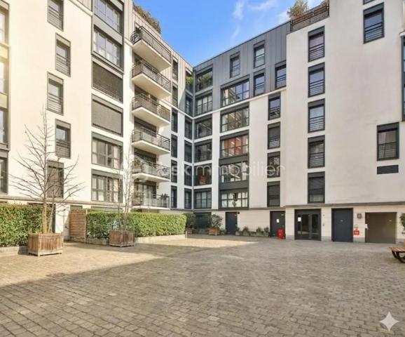Au cœur du très recherché quartier de la Cour Saint-Louis, à l’abri de l’effervescence parisienne, découvrez ce charmant appartement de 2/3 pièces situé dans une résidence récente de standing édifiée en 2015.

Nichée dans un environnement sécurisé et particulièrement paisible, cette copropriété parfaitement entretenue avec ascenseur et accès PMR offre un cadre de vie rare dans le 11ᵉ arrondissement.

Dès l’entrée, l’appartement séduit par son agencement intelligent et ses nombreux rangements intégrés. La pièce de vie, baignée de lumière grâce à son exposition Ouest, profite d’une belle luminosité tout au long de la journée et s’ouvre sur une cuisine américaine moderne entièrement aménagée et équipée.

L’ensemble forme un espace chaleureux et convivial, idéal pour recevoir, tout en conservant une atmosphère intimiste et au calme remarquable des lieux.

La partie nuit se compose d’une agréable chambre avec rangements, offrant confort et sérénité. Une seconde pièce ouverte sur le séjour apporte une véritable flexibilité au plan : bureau pour le télétravail, chambre d’appoint, espace enfant ou coin lecture… chacun pourra l’adapter selon ses besoins.

L’appartement dispose également d’une salle d’eau contemporaine avec espace buanderie, pensée pour un quotidien pratique et confortable, ainsi que de toilettes séparées.

Une cave complète ce bien, offrant un espace de stockage supplémentaire appréciable.

Rare sur le secteur, cet appartement réunit les qualités les plus recherchées : un immeuble récent, des prestations modernes, un calme absolu, une belle luminosité et un plan évolutif. Un bien idéal pour une résidence principale élégante ou un investissement patrimonial de qualité.

LES ATOUTS :
✓ Adresse recherchée Cour Saint-Louis
✓ Résidence récente de standing (2015)
✓ Calme absolu et aucun vis-à-vis
✓ Exposition Ouest – belle luminosité
✓ Plan modulable avec possibilité de 2ᵉ chambre
✓ Cuisine ouverte équipée
✓ Ascenseur – accès PMR
✓ Cave