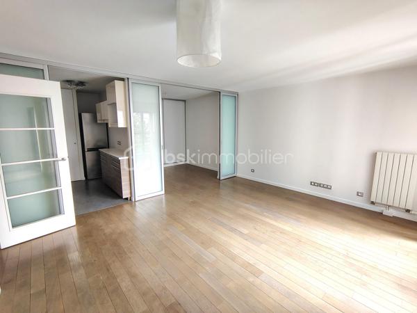Au cœur du très recherché quartier de la Cour Saint-Louis, à l’abri de l’effervescence parisienne, découvrez ce charmant appartement de 2/3 pièces situé dans une résidence récente de standing édifiée en 2015.

Nichée dans un environnement sécurisé et particulièrement paisible, cette copropriété parfaitement entretenue avec ascenseur et accès PMR offre un cadre de vie rare dans le 11ᵉ arrondissement.

Dès l’entrée, l’appartement séduit par son agencement intelligent et ses nombreux rangements intégrés. La pièce de vie, baignée de lumière grâce à son exposition Ouest, profite d’une belle luminosité tout au long de la journée et s’ouvre sur une cuisine américaine moderne entièrement aménagée et équipée.

L’ensemble forme un espace chaleureux et convivial, idéal pour recevoir, tout en conservant une atmosphère intimiste et au calme remarquable des lieux.

La partie nuit se compose d’une agréable chambre avec rangements, offrant confort et sérénité. Une seconde pièce ouverte sur le séjour apporte une véritable flexibilité au plan : bureau pour le télétravail, chambre d’appoint, espace enfant ou coin lecture… chacun pourra l’adapter selon ses besoins.

L’appartement dispose également d’une salle d’eau contemporaine avec espace buanderie, pensée pour un quotidien pratique et confortable, ainsi que de toilettes séparées.

Une cave complète ce bien, offrant un espace de stockage supplémentaire appréciable.

Rare sur le secteur, cet appartement réunit les qualités les plus recherchées : un immeuble récent, des prestations modernes, un calme absolu, une belle luminosité et un plan évolutif. Un bien idéal pour une résidence principale élégante ou un investissement patrimonial de qualité.

LES ATOUTS :
✓ Adresse recherchée Cour Saint-Louis
✓ Résidence récente de standing (2015)
✓ Calme absolu et aucun vis-à-vis
✓ Exposition Ouest – belle luminosité
✓ Plan modulable avec possibilité de 2ᵉ chambre
✓ Cuisine ouverte équipée
✓ Ascenseur – accès PMR
✓ Cave
