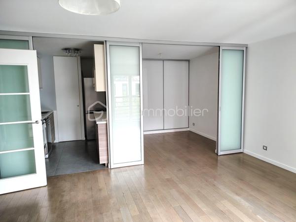 Au cœur du très recherché quartier de la Cour Saint-Louis, à l’abri de l’effervescence parisienne, découvrez ce charmant appartement de 2/3 pièces situé dans une résidence récente de standing édifiée en 2015.

Nichée dans un environnement sécurisé et particulièrement paisible, cette copropriété parfaitement entretenue avec ascenseur et accès PMR offre un cadre de vie rare dans le 11ᵉ arrondissement.

Dès l’entrée, l’appartement séduit par son agencement intelligent et ses nombreux rangements intégrés. La pièce de vie, baignée de lumière grâce à son exposition Ouest, profite d’une belle luminosité tout au long de la journée et s’ouvre sur une cuisine américaine moderne entièrement aménagée et équipée.

L’ensemble forme un espace chaleureux et convivial, idéal pour recevoir, tout en conservant une atmosphère intimiste et au calme remarquable des lieux.

La partie nuit se compose d’une agréable chambre avec rangements, offrant confort et sérénité. Une seconde pièce ouverte sur le séjour apporte une véritable flexibilité au plan : bureau pour le télétravail, chambre d’appoint, espace enfant ou coin lecture… chacun pourra l’adapter selon ses besoins.

L’appartement dispose également d’une salle d’eau contemporaine avec espace buanderie, pensée pour un quotidien pratique et confortable, ainsi que de toilettes séparées.

Une cave complète ce bien, offrant un espace de stockage supplémentaire appréciable.

Rare sur le secteur, cet appartement réunit les qualités les plus recherchées : un immeuble récent, des prestations modernes, un calme absolu, une belle luminosité et un plan évolutif. Un bien idéal pour une résidence principale élégante ou un investissement patrimonial de qualité.

LES ATOUTS :
✓ Adresse recherchée Cour Saint-Louis
✓ Résidence récente de standing (2015)
✓ Calme absolu et aucun vis-à-vis
✓ Exposition Ouest – belle luminosité
✓ Plan modulable avec possibilité de 2ᵉ chambre
✓ Cuisine ouverte équipée
✓ Ascenseur – accès PMR
✓ Cave