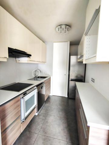 Au cœur du très recherché quartier de la Cour Saint-Louis, à l’abri de l’effervescence parisienne, découvrez ce charmant appartement de 2/3 pièces situé dans une résidence récente de standing édifiée en 2015.

Nichée dans un environnement sécurisé et particulièrement paisible, cette copropriété parfaitement entretenue avec ascenseur et accès PMR offre un cadre de vie rare dans le 11ᵉ arrondissement.

Dès l’entrée, l’appartement séduit par son agencement intelligent et ses nombreux rangements intégrés. La pièce de vie, baignée de lumière grâce à son exposition Ouest, profite d’une belle luminosité tout au long de la journée et s’ouvre sur une cuisine américaine moderne entièrement aménagée et équipée.

L’ensemble forme un espace chaleureux et convivial, idéal pour recevoir, tout en conservant une atmosphère intimiste et au calme remarquable des lieux.

La partie nuit se compose d’une agréable chambre avec rangements, offrant confort et sérénité. Une seconde pièce ouverte sur le séjour apporte une véritable flexibilité au plan : bureau pour le télétravail, chambre d’appoint, espace enfant ou coin lecture… chacun pourra l’adapter selon ses besoins.

L’appartement dispose également d’une salle d’eau contemporaine avec espace buanderie, pensée pour un quotidien pratique et confortable, ainsi que de toilettes séparées.

Une cave complète ce bien, offrant un espace de stockage supplémentaire appréciable.

Rare sur le secteur, cet appartement réunit les qualités les plus recherchées : un immeuble récent, des prestations modernes, un calme absolu, une belle luminosité et un plan évolutif. Un bien idéal pour une résidence principale élégante ou un investissement patrimonial de qualité.

LES ATOUTS :
✓ Adresse recherchée Cour Saint-Louis
✓ Résidence récente de standing (2015)
✓ Calme absolu et aucun vis-à-vis
✓ Exposition Ouest – belle luminosité
✓ Plan modulable avec possibilité de 2ᵉ chambre
✓ Cuisine ouverte équipée
✓ Ascenseur – accès PMR
✓ Cave