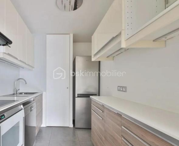 Au cœur du très recherché quartier de la Cour Saint-Louis, à l’abri de l’effervescence parisienne, découvrez ce charmant appartement de 2/3 pièces situé dans une résidence récente de standing édifiée en 2015.

Nichée dans un environnement sécurisé et particulièrement paisible, cette copropriété parfaitement entretenue avec ascenseur et accès PMR offre un cadre de vie rare dans le 11ᵉ arrondissement.

Dès l’entrée, l’appartement séduit par son agencement intelligent et ses nombreux rangements intégrés. La pièce de vie, baignée de lumière grâce à son exposition Ouest, profite d’une belle luminosité tout au long de la journée et s’ouvre sur une cuisine américaine moderne entièrement aménagée et équipée.

L’ensemble forme un espace chaleureux et convivial, idéal pour recevoir, tout en conservant une atmosphère intimiste et au calme remarquable des lieux.

La partie nuit se compose d’une agréable chambre avec rangements, offrant confort et sérénité. Une seconde pièce ouverte sur le séjour apporte une véritable flexibilité au plan : bureau pour le télétravail, chambre d’appoint, espace enfant ou coin lecture… chacun pourra l’adapter selon ses besoins.

L’appartement dispose également d’une salle d’eau contemporaine avec espace buanderie, pensée pour un quotidien pratique et confortable, ainsi que de toilettes séparées.

Une cave complète ce bien, offrant un espace de stockage supplémentaire appréciable.

Rare sur le secteur, cet appartement réunit les qualités les plus recherchées : un immeuble récent, des prestations modernes, un calme absolu, une belle luminosité et un plan évolutif. Un bien idéal pour une résidence principale élégante ou un investissement patrimonial de qualité.

LES ATOUTS :
✓ Adresse recherchée Cour Saint-Louis
✓ Résidence récente de standing (2015)
✓ Calme absolu et aucun vis-à-vis
✓ Exposition Ouest – belle luminosité
✓ Plan modulable avec possibilité de 2ᵉ chambre
✓ Cuisine ouverte équipée
✓ Ascenseur – accès PMR
✓ Cave