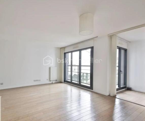 Au cœur du très recherché quartier de la Cour Saint-Louis, à l’abri de l’effervescence parisienne, découvrez ce charmant appartement de 2/3 pièces situé dans une résidence récente de standing édifiée en 2015.

Nichée dans un environnement sécurisé et particulièrement paisible, cette copropriété parfaitement entretenue avec ascenseur et accès PMR offre un cadre de vie rare dans le 11ᵉ arrondissement.

Dès l’entrée, l’appartement séduit par son agencement intelligent et ses nombreux rangements intégrés. La pièce de vie, baignée de lumière grâce à son exposition Ouest, profite d’une belle luminosité tout au long de la journée et s’ouvre sur une cuisine américaine moderne entièrement aménagée et équipée.

L’ensemble forme un espace chaleureux et convivial, idéal pour recevoir, tout en conservant une atmosphère intimiste et au calme remarquable des lieux.

La partie nuit se compose d’une agréable chambre avec rangements, offrant confort et sérénité. Une seconde pièce ouverte sur le séjour apporte une véritable flexibilité au plan : bureau pour le télétravail, chambre d’appoint, espace enfant ou coin lecture… chacun pourra l’adapter selon ses besoins.

L’appartement dispose également d’une salle d’eau contemporaine avec espace buanderie, pensée pour un quotidien pratique et confortable, ainsi que de toilettes séparées.

Une cave complète ce bien, offrant un espace de stockage supplémentaire appréciable.

Rare sur le secteur, cet appartement réunit les qualités les plus recherchées : un immeuble récent, des prestations modernes, un calme absolu, une belle luminosité et un plan évolutif. Un bien idéal pour une résidence principale élégante ou un investissement patrimonial de qualité.

LES ATOUTS :
✓ Adresse recherchée Cour Saint-Louis
✓ Résidence récente de standing (2015)
✓ Calme absolu et aucun vis-à-vis
✓ Exposition Ouest – belle luminosité
✓ Plan modulable avec possibilité de 2ᵉ chambre
✓ Cuisine ouverte équipée
✓ Ascenseur – accès PMR
✓ Cave
