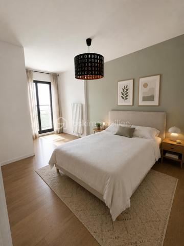Au cœur du très recherché quartier de la Cour Saint-Louis, à l’abri de l’effervescence parisienne, découvrez ce charmant appartement de 2/3 pièces situé dans une résidence récente de standing édifiée en 2015.

Nichée dans un environnement sécurisé et particulièrement paisible, cette copropriété parfaitement entretenue avec ascenseur et accès PMR offre un cadre de vie rare dans le 11ᵉ arrondissement.

Dès l’entrée, l’appartement séduit par son agencement intelligent et ses nombreux rangements intégrés. La pièce de vie, baignée de lumière grâce à son exposition Ouest, profite d’une belle luminosité tout au long de la journée et s’ouvre sur une cuisine américaine moderne entièrement aménagée et équipée.

L’ensemble forme un espace chaleureux et convivial, idéal pour recevoir, tout en conservant une atmosphère intimiste et au calme remarquable des lieux.

La partie nuit se compose d’une agréable chambre avec rangements, offrant confort et sérénité. Une seconde pièce ouverte sur le séjour apporte une véritable flexibilité au plan : bureau pour le télétravail, chambre d’appoint, espace enfant ou coin lecture… chacun pourra l’adapter selon ses besoins.

L’appartement dispose également d’une salle d’eau contemporaine avec espace buanderie, pensée pour un quotidien pratique et confortable, ainsi que de toilettes séparées.

Une cave complète ce bien, offrant un espace de stockage supplémentaire appréciable.

Rare sur le secteur, cet appartement réunit les qualités les plus recherchées : un immeuble récent, des prestations modernes, un calme absolu, une belle luminosité et un plan évolutif. Un bien idéal pour une résidence principale élégante ou un investissement patrimonial de qualité.

LES ATOUTS :
✓ Adresse recherchée Cour Saint-Louis
✓ Résidence récente de standing (2015)
✓ Calme absolu et aucun vis-à-vis
✓ Exposition Ouest – belle luminosité
✓ Plan modulable avec possibilité de 2ᵉ chambre
✓ Cuisine ouverte équipée
✓ Ascenseur – accès PMR
✓ Cave