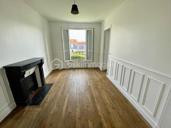 À seulement quelques minutes de Paris, découvrez ce superbe appartement 2 pièces situé au 3ème et dernier étage d’un immeuble de caractère, au cœur du secteur recherché de l’avenue Eugène Thomas au Kremlin-Bicêtre, à deux pas du métro Ligne 7 et des commerces.
Dès l'entrée, le charme opère : parquet massif, moulures, cheminée d'époque, belle hauteur sous plafond et luminosité offrent à ce bien une atmosphère chaleureuse et authentique, devenue rare sur le marché.
L'appartement se compose de :
✔️ Une agréable pièce de vie lumineuse avec cheminée décorative
✔️ Une grande chambre offrant de beaux volumes et des rangements
✔️ Une cuisine indépendante avec vue dégagée
✔️ Une salle d'eau rénovée avec douche contemporaine
✔️ WC séparés
✔️ Dressing / espace de rangement complémentaire
✔️ Une cave en sous-sol
Situé en dernier étage, ce bien bénéficie d'une vue dégagée sans vis-à-vis direct, d'une belle tranquillité et d'une propreté particulièrement appréciable.
📍 Un emplacement stratégique
Vous profiterez d'un environnement particulièrement recherché :
🚇 Métro Le Kremlin-Bicêtre (Ligne 7) à quelques minutes à pied permettant de rejoindre rapidement Paris.
🛍️ Centre commercial Okabé, commerces de proximité, marché, restaurants et services accessibles à pied.
🏥 Proximité immédiate de l'Hôpital Bicêtre, des établissements d'enseignement supérieur et des principaux axes de transport.
💡 Un bien idéal pour :
🏡 Un primo-accédant souhaitant acquérir un appartement avec du cachet aux portes de Paris plutôt qu'un bien standardisé.
📈 Un investisseur recherchant un secteur dynamique, très demandé par les étudiants, jeunes actifs et personnels hospitaliers grâce à la proximité des transports et des pôles d'emploi.

**Conseil : Ne tardez pas pour le visiter...**