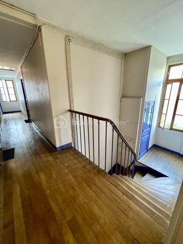 À seulement quelques minutes de Paris, découvrez ce superbe appartement 2 pièces situé au 3ème et dernier étage d’un immeuble de caractère, au cœur du secteur recherché de l’avenue Eugène Thomas au Kremlin-Bicêtre, à deux pas du métro Ligne 7 et des commerces.
Dès l'entrée, le charme opère : parquet massif, moulures, cheminée d'époque, belle hauteur sous plafond et luminosité offrent à ce bien une atmosphère chaleureuse et authentique, devenue rare sur le marché.
L'appartement se compose de :
✔️ Une agréable pièce de vie lumineuse avec cheminée décorative
✔️ Une grande chambre offrant de beaux volumes et des rangements
✔️ Une cuisine indépendante avec vue dégagée
✔️ Une salle d'eau rénovée avec douche contemporaine
✔️ WC séparés
✔️ Dressing / espace de rangement complémentaire
✔️ Une cave en sous-sol
Situé en dernier étage, ce bien bénéficie d'une vue dégagée sans vis-à-vis direct, d'une belle tranquillité et d'une propreté particulièrement appréciable.
📍 Un emplacement stratégique
Vous profiterez d'un environnement particulièrement recherché :
🚇 Métro Le Kremlin-Bicêtre (Ligne 7) à quelques minutes à pied permettant de rejoindre rapidement Paris.
🛍️ Centre commercial Okabé, commerces de proximité, marché, restaurants et services accessibles à pied.
🏥 Proximité immédiate de l'Hôpital Bicêtre, des établissements d'enseignement supérieur et des principaux axes de transport.
💡 Un bien idéal pour :
🏡 Un primo-accédant souhaitant acquérir un appartement avec du cachet aux portes de Paris plutôt qu'un bien standardisé.
📈 Un investisseur recherchant un secteur dynamique, très demandé par les étudiants, jeunes actifs et personnels hospitaliers grâce à la proximité des transports et des pôles d'emploi.

**Conseil : Ne tardez pas pour le visiter...**