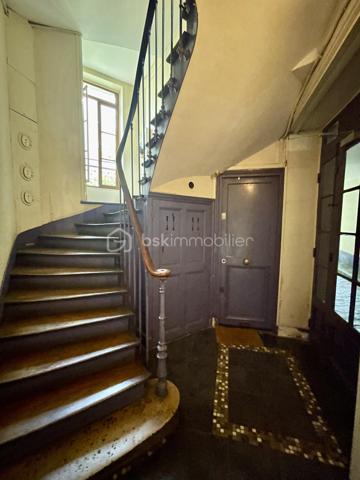 À seulement quelques minutes de Paris, découvrez ce superbe appartement 2 pièces situé au 3ème et dernier étage d’un immeuble de caractère, au cœur du secteur recherché de l’avenue Eugène Thomas au Kremlin-Bicêtre, à deux pas du métro Ligne 7 et des commerces.
Dès l'entrée, le charme opère : parquet massif, moulures, cheminée d'époque, belle hauteur sous plafond et luminosité offrent à ce bien une atmosphère chaleureuse et authentique, devenue rare sur le marché.
L'appartement se compose de :
✔️ Une agréable pièce de vie lumineuse avec cheminée décorative
✔️ Une grande chambre offrant de beaux volumes et des rangements
✔️ Une cuisine indépendante avec vue dégagée
✔️ Une salle d'eau rénovée avec douche contemporaine
✔️ WC séparés
✔️ Dressing / espace de rangement complémentaire
✔️ Une cave en sous-sol
Situé en dernier étage, ce bien bénéficie d'une vue dégagée sans vis-à-vis direct, d'une belle tranquillité et d'une propreté particulièrement appréciable.
📍 Un emplacement stratégique
Vous profiterez d'un environnement particulièrement recherché :
🚇 Métro Le Kremlin-Bicêtre (Ligne 7) à quelques minutes à pied permettant de rejoindre rapidement Paris.
🛍️ Centre commercial Okabé, commerces de proximité, marché, restaurants et services accessibles à pied.
🏥 Proximité immédiate de l'Hôpital Bicêtre, des établissements d'enseignement supérieur et des principaux axes de transport.
💡 Un bien idéal pour :
🏡 Un primo-accédant souhaitant acquérir un appartement avec du cachet aux portes de Paris plutôt qu'un bien standardisé.
📈 Un investisseur recherchant un secteur dynamique, très demandé par les étudiants, jeunes actifs et personnels hospitaliers grâce à la proximité des transports et des pôles d'emploi.

**Conseil : Ne tardez pas pour le visiter...**