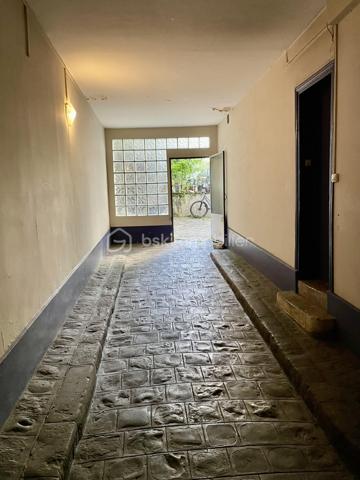 À seulement quelques minutes de Paris, découvrez ce superbe appartement 2 pièces situé au 3ème et dernier étage d’un immeuble de caractère, au cœur du secteur recherché de l’avenue Eugène Thomas au Kremlin-Bicêtre, à deux pas du métro Ligne 7 et des commerces.
Dès l'entrée, le charme opère : parquet massif, moulures, cheminée d'époque, belle hauteur sous plafond et luminosité offrent à ce bien une atmosphère chaleureuse et authentique, devenue rare sur le marché.
L'appartement se compose de :
✔️ Une agréable pièce de vie lumineuse avec cheminée décorative
✔️ Une grande chambre offrant de beaux volumes et des rangements
✔️ Une cuisine indépendante avec vue dégagée
✔️ Une salle d'eau rénovée avec douche contemporaine
✔️ WC séparés
✔️ Dressing / espace de rangement complémentaire
✔️ Une cave en sous-sol
Situé en dernier étage, ce bien bénéficie d'une vue dégagée sans vis-à-vis direct, d'une belle tranquillité et d'une propreté particulièrement appréciable.
📍 Un emplacement stratégique
Vous profiterez d'un environnement particulièrement recherché :
🚇 Métro Le Kremlin-Bicêtre (Ligne 7) à quelques minutes à pied permettant de rejoindre rapidement Paris.
🛍️ Centre commercial Okabé, commerces de proximité, marché, restaurants et services accessibles à pied.
🏥 Proximité immédiate de l'Hôpital Bicêtre, des établissements d'enseignement supérieur et des principaux axes de transport.
💡 Un bien idéal pour :
🏡 Un primo-accédant souhaitant acquérir un appartement avec du cachet aux portes de Paris plutôt qu'un bien standardisé.
📈 Un investisseur recherchant un secteur dynamique, très demandé par les étudiants, jeunes actifs et personnels hospitaliers grâce à la proximité des transports et des pôles d'emploi.

**Conseil : Ne tardez pas pour le visiter...**