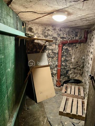 À seulement quelques minutes de Paris, découvrez ce superbe appartement 2 pièces situé au 3ème et dernier étage d’un immeuble de caractère, au cœur du secteur recherché de l’avenue Eugène Thomas au Kremlin-Bicêtre, à deux pas du métro Ligne 7 et des commerces.
Dès l'entrée, le charme opère : parquet massif, moulures, cheminée d'époque, belle hauteur sous plafond et luminosité offrent à ce bien une atmosphère chaleureuse et authentique, devenue rare sur le marché.
L'appartement se compose de :
✔️ Une agréable pièce de vie lumineuse avec cheminée décorative
✔️ Une grande chambre offrant de beaux volumes et des rangements
✔️ Une cuisine indépendante avec vue dégagée
✔️ Une salle d'eau rénovée avec douche contemporaine
✔️ WC séparés
✔️ Dressing / espace de rangement complémentaire
✔️ Une cave en sous-sol
Situé en dernier étage, ce bien bénéficie d'une vue dégagée sans vis-à-vis direct, d'une belle tranquillité et d'une propreté particulièrement appréciable.
📍 Un emplacement stratégique
Vous profiterez d'un environnement particulièrement recherché :
🚇 Métro Le Kremlin-Bicêtre (Ligne 7) à quelques minutes à pied permettant de rejoindre rapidement Paris.
🛍️ Centre commercial Okabé, commerces de proximité, marché, restaurants et services accessibles à pied.
🏥 Proximité immédiate de l'Hôpital Bicêtre, des établissements d'enseignement supérieur et des principaux axes de transport.
💡 Un bien idéal pour :
🏡 Un primo-accédant souhaitant acquérir un appartement avec du cachet aux portes de Paris plutôt qu'un bien standardisé.
📈 Un investisseur recherchant un secteur dynamique, très demandé par les étudiants, jeunes actifs et personnels hospitaliers grâce à la proximité des transports et des pôles d'emploi.

**Conseil : Ne tardez pas pour le visiter...**