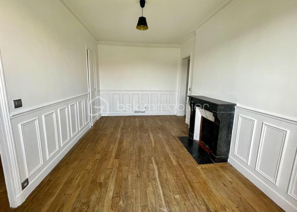 À seulement quelques minutes de Paris, découvrez ce superbe appartement 2 pièces situé au 3ème et dernier étage d’un immeuble de caractère, au cœur du secteur recherché de l’avenue Eugène Thomas au Kremlin-Bicêtre, à deux pas du métro Ligne 7 et des commerces.
Dès l'entrée, le charme opère : parquet massif, moulures, cheminée d'époque, belle hauteur sous plafond et luminosité offrent à ce bien une atmosphère chaleureuse et authentique, devenue rare sur le marché.
L'appartement se compose de :
✔️ Une agréable pièce de vie lumineuse avec cheminée décorative
✔️ Une grande chambre offrant de beaux volumes et des rangements
✔️ Une cuisine indépendante avec vue dégagée
✔️ Une salle d'eau rénovée avec douche contemporaine
✔️ WC séparés
✔️ Dressing / espace de rangement complémentaire
✔️ Une cave en sous-sol
Situé en dernier étage, ce bien bénéficie d'une vue dégagée sans vis-à-vis direct, d'une belle tranquillité et d'une propreté particulièrement appréciable.
📍 Un emplacement stratégique
Vous profiterez d'un environnement particulièrement recherché :
🚇 Métro Le Kremlin-Bicêtre (Ligne 7) à quelques minutes à pied permettant de rejoindre rapidement Paris.
🛍️ Centre commercial Okabé, commerces de proximité, marché, restaurants et services accessibles à pied.
🏥 Proximité immédiate de l'Hôpital Bicêtre, des établissements d'enseignement supérieur et des principaux axes de transport.
💡 Un bien idéal pour :
🏡 Un primo-accédant souhaitant acquérir un appartement avec du cachet aux portes de Paris plutôt qu'un bien standardisé.
📈 Un investisseur recherchant un secteur dynamique, très demandé par les étudiants, jeunes actifs et personnels hospitaliers grâce à la proximité des transports et des pôles d'emploi.

**Conseil : Ne tardez pas pour le visiter...**