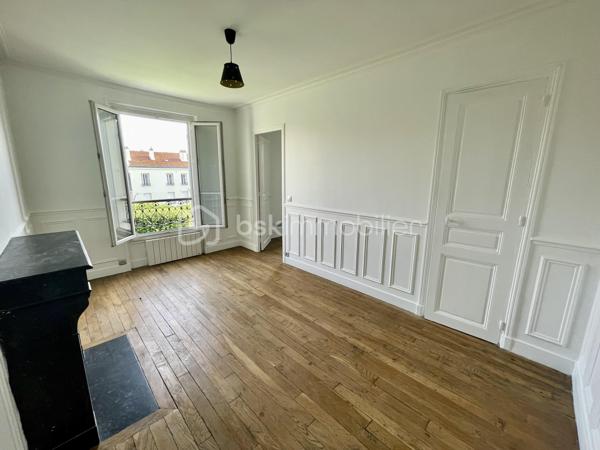 À seulement quelques minutes de Paris, découvrez ce superbe appartement 2 pièces situé au 3ème et dernier étage d’un immeuble de caractère, au cœur du secteur recherché de l’avenue Eugène Thomas au Kremlin-Bicêtre, à deux pas du métro Ligne 7 et des commerces.
Dès l'entrée, le charme opère : parquet massif, moulures, cheminée d'époque, belle hauteur sous plafond et luminosité offrent à ce bien une atmosphère chaleureuse et authentique, devenue rare sur le marché.
L'appartement se compose de :
✔️ Une agréable pièce de vie lumineuse avec cheminée décorative
✔️ Une grande chambre offrant de beaux volumes et des rangements
✔️ Une cuisine indépendante avec vue dégagée
✔️ Une salle d'eau rénovée avec douche contemporaine
✔️ WC séparés
✔️ Dressing / espace de rangement complémentaire
✔️ Une cave en sous-sol
Situé en dernier étage, ce bien bénéficie d'une vue dégagée sans vis-à-vis direct, d'une belle tranquillité et d'une propreté particulièrement appréciable.
📍 Un emplacement stratégique
Vous profiterez d'un environnement particulièrement recherché :
🚇 Métro Le Kremlin-Bicêtre (Ligne 7) à quelques minutes à pied permettant de rejoindre rapidement Paris.
🛍️ Centre commercial Okabé, commerces de proximité, marché, restaurants et services accessibles à pied.
🏥 Proximité immédiate de l'Hôpital Bicêtre, des établissements d'enseignement supérieur et des principaux axes de transport.
💡 Un bien idéal pour :
🏡 Un primo-accédant souhaitant acquérir un appartement avec du cachet aux portes de Paris plutôt qu'un bien standardisé.
📈 Un investisseur recherchant un secteur dynamique, très demandé par les étudiants, jeunes actifs et personnels hospitaliers grâce à la proximité des transports et des pôles d'emploi.

**Conseil : Ne tardez pas pour le visiter...**