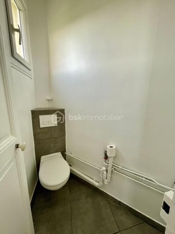 À seulement quelques minutes de Paris, découvrez ce superbe appartement 2 pièces situé au 3ème et dernier étage d’un immeuble de caractère, au cœur du secteur recherché de l’avenue Eugène Thomas au Kremlin-Bicêtre, à deux pas du métro Ligne 7 et des commerces.
Dès l'entrée, le charme opère : parquet massif, moulures, cheminée d'époque, belle hauteur sous plafond et luminosité offrent à ce bien une atmosphère chaleureuse et authentique, devenue rare sur le marché.
L'appartement se compose de :
✔️ Une agréable pièce de vie lumineuse avec cheminée décorative
✔️ Une grande chambre offrant de beaux volumes et des rangements
✔️ Une cuisine indépendante avec vue dégagée
✔️ Une salle d'eau rénovée avec douche contemporaine
✔️ WC séparés
✔️ Dressing / espace de rangement complémentaire
✔️ Une cave en sous-sol
Situé en dernier étage, ce bien bénéficie d'une vue dégagée sans vis-à-vis direct, d'une belle tranquillité et d'une propreté particulièrement appréciable.
📍 Un emplacement stratégique
Vous profiterez d'un environnement particulièrement recherché :
🚇 Métro Le Kremlin-Bicêtre (Ligne 7) à quelques minutes à pied permettant de rejoindre rapidement Paris.
🛍️ Centre commercial Okabé, commerces de proximité, marché, restaurants et services accessibles à pied.
🏥 Proximité immédiate de l'Hôpital Bicêtre, des établissements d'enseignement supérieur et des principaux axes de transport.
💡 Un bien idéal pour :
🏡 Un primo-accédant souhaitant acquérir un appartement avec du cachet aux portes de Paris plutôt qu'un bien standardisé.
📈 Un investisseur recherchant un secteur dynamique, très demandé par les étudiants, jeunes actifs et personnels hospitaliers grâce à la proximité des transports et des pôles d'emploi.

**Conseil : Ne tardez pas pour le visiter...**