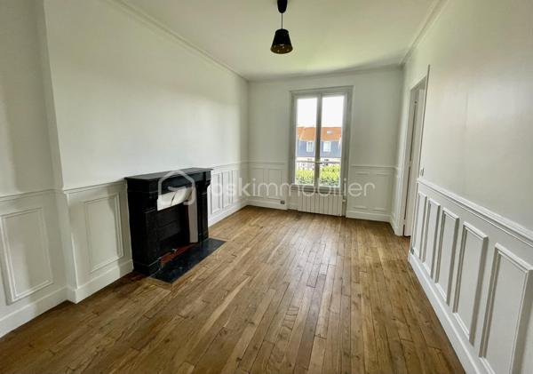 À seulement quelques minutes de Paris, découvrez ce superbe appartement 2 pièces situé au 3ème et dernier étage d’un immeuble de caractère, au cœur du secteur recherché de l’avenue Eugène Thomas au Kremlin-Bicêtre, à deux pas du métro Ligne 7 et des commerces.
Dès l'entrée, le charme opère : parquet massif, moulures, cheminée d'époque, belle hauteur sous plafond et luminosité offrent à ce bien une atmosphère chaleureuse et authentique, devenue rare sur le marché.
L'appartement se compose de :
✔️ Une agréable pièce de vie lumineuse avec cheminée décorative
✔️ Une grande chambre offrant de beaux volumes et des rangements
✔️ Une cuisine indépendante avec vue dégagée
✔️ Une salle d'eau rénovée avec douche contemporaine
✔️ WC séparés
✔️ Dressing / espace de rangement complémentaire
✔️ Une cave en sous-sol
Situé en dernier étage, ce bien bénéficie d'une vue dégagée sans vis-à-vis direct, d'une belle tranquillité et d'une propreté particulièrement appréciable.
📍 Un emplacement stratégique
Vous profiterez d'un environnement particulièrement recherché :
🚇 Métro Le Kremlin-Bicêtre (Ligne 7) à quelques minutes à pied permettant de rejoindre rapidement Paris.
🛍️ Centre commercial Okabé, commerces de proximité, marché, restaurants et services accessibles à pied.
🏥 Proximité immédiate de l'Hôpital Bicêtre, des établissements d'enseignement supérieur et des principaux axes de transport.
💡 Un bien idéal pour :
🏡 Un primo-accédant souhaitant acquérir un appartement avec du cachet aux portes de Paris plutôt qu'un bien standardisé.
📈 Un investisseur recherchant un secteur dynamique, très demandé par les étudiants, jeunes actifs et personnels hospitaliers grâce à la proximité des transports et des pôles d'emploi.

**Conseil : Ne tardez pas pour le visiter...**