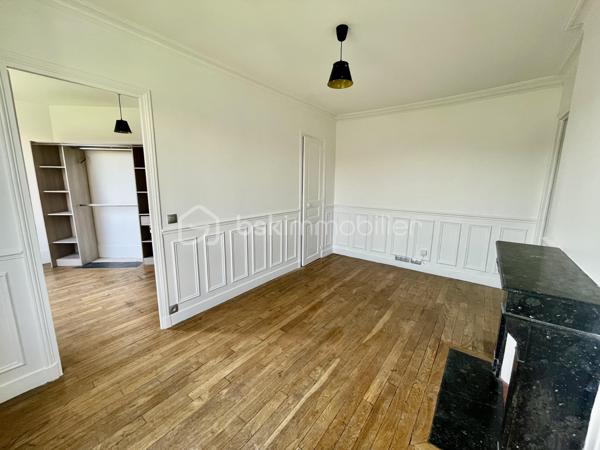 À seulement quelques minutes de Paris, découvrez ce superbe appartement 2 pièces situé au 3ème et dernier étage d’un immeuble de caractère, au cœur du secteur recherché de l’avenue Eugène Thomas au Kremlin-Bicêtre, à deux pas du métro Ligne 7 et des commerces.
Dès l'entrée, le charme opère : parquet massif, moulures, cheminée d'époque, belle hauteur sous plafond et luminosité offrent à ce bien une atmosphère chaleureuse et authentique, devenue rare sur le marché.
L'appartement se compose de :
✔️ Une agréable pièce de vie lumineuse avec cheminée décorative
✔️ Une grande chambre offrant de beaux volumes et des rangements
✔️ Une cuisine indépendante avec vue dégagée
✔️ Une salle d'eau rénovée avec douche contemporaine
✔️ WC séparés
✔️ Dressing / espace de rangement complémentaire
✔️ Une cave en sous-sol
Situé en dernier étage, ce bien bénéficie d'une vue dégagée sans vis-à-vis direct, d'une belle tranquillité et d'une propreté particulièrement appréciable.
📍 Un emplacement stratégique
Vous profiterez d'un environnement particulièrement recherché :
🚇 Métro Le Kremlin-Bicêtre (Ligne 7) à quelques minutes à pied permettant de rejoindre rapidement Paris.
🛍️ Centre commercial Okabé, commerces de proximité, marché, restaurants et services accessibles à pied.
🏥 Proximité immédiate de l'Hôpital Bicêtre, des établissements d'enseignement supérieur et des principaux axes de transport.
💡 Un bien idéal pour :
🏡 Un primo-accédant souhaitant acquérir un appartement avec du cachet aux portes de Paris plutôt qu'un bien standardisé.
📈 Un investisseur recherchant un secteur dynamique, très demandé par les étudiants, jeunes actifs et personnels hospitaliers grâce à la proximité des transports et des pôles d'emploi.

**Conseil : Ne tardez pas pour le visiter...**