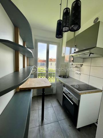 À seulement quelques minutes de Paris, découvrez ce superbe appartement 2 pièces situé au 3ème et dernier étage d’un immeuble de caractère, au cœur du secteur recherché de l’avenue Eugène Thomas au Kremlin-Bicêtre, à deux pas du métro Ligne 7 et des commerces.
Dès l'entrée, le charme opère : parquet massif, moulures, cheminée d'époque, belle hauteur sous plafond et luminosité offrent à ce bien une atmosphère chaleureuse et authentique, devenue rare sur le marché.
L'appartement se compose de :
✔️ Une agréable pièce de vie lumineuse avec cheminée décorative
✔️ Une grande chambre offrant de beaux volumes et des rangements
✔️ Une cuisine indépendante avec vue dégagée
✔️ Une salle d'eau rénovée avec douche contemporaine
✔️ WC séparés
✔️ Dressing / espace de rangement complémentaire
✔️ Une cave en sous-sol
Situé en dernier étage, ce bien bénéficie d'une vue dégagée sans vis-à-vis direct, d'une belle tranquillité et d'une propreté particulièrement appréciable.
📍 Un emplacement stratégique
Vous profiterez d'un environnement particulièrement recherché :
🚇 Métro Le Kremlin-Bicêtre (Ligne 7) à quelques minutes à pied permettant de rejoindre rapidement Paris.
🛍️ Centre commercial Okabé, commerces de proximité, marché, restaurants et services accessibles à pied.
🏥 Proximité immédiate de l'Hôpital Bicêtre, des établissements d'enseignement supérieur et des principaux axes de transport.
💡 Un bien idéal pour :
🏡 Un primo-accédant souhaitant acquérir un appartement avec du cachet aux portes de Paris plutôt qu'un bien standardisé.
📈 Un investisseur recherchant un secteur dynamique, très demandé par les étudiants, jeunes actifs et personnels hospitaliers grâce à la proximité des transports et des pôles d'emploi.

**Conseil : Ne tardez pas pour le visiter...**