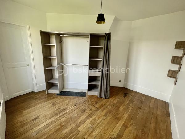 À seulement quelques minutes de Paris, découvrez ce superbe appartement 2 pièces situé au 3ème et dernier étage d’un immeuble de caractère, au cœur du secteur recherché de l’avenue Eugène Thomas au Kremlin-Bicêtre, à deux pas du métro Ligne 7 et des commerces.
Dès l'entrée, le charme opère : parquet massif, moulures, cheminée d'époque, belle hauteur sous plafond et luminosité offrent à ce bien une atmosphère chaleureuse et authentique, devenue rare sur le marché.
L'appartement se compose de :
✔️ Une agréable pièce de vie lumineuse avec cheminée décorative
✔️ Une grande chambre offrant de beaux volumes et des rangements
✔️ Une cuisine indépendante avec vue dégagée
✔️ Une salle d'eau rénovée avec douche contemporaine
✔️ WC séparés
✔️ Dressing / espace de rangement complémentaire
✔️ Une cave en sous-sol
Situé en dernier étage, ce bien bénéficie d'une vue dégagée sans vis-à-vis direct, d'une belle tranquillité et d'une propreté particulièrement appréciable.
📍 Un emplacement stratégique
Vous profiterez d'un environnement particulièrement recherché :
🚇 Métro Le Kremlin-Bicêtre (Ligne 7) à quelques minutes à pied permettant de rejoindre rapidement Paris.
🛍️ Centre commercial Okabé, commerces de proximité, marché, restaurants et services accessibles à pied.
🏥 Proximité immédiate de l'Hôpital Bicêtre, des établissements d'enseignement supérieur et des principaux axes de transport.
💡 Un bien idéal pour :
🏡 Un primo-accédant souhaitant acquérir un appartement avec du cachet aux portes de Paris plutôt qu'un bien standardisé.
📈 Un investisseur recherchant un secteur dynamique, très demandé par les étudiants, jeunes actifs et personnels hospitaliers grâce à la proximité des transports et des pôles d'emploi.

**Conseil : Ne tardez pas pour le visiter...**