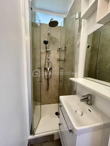 À seulement quelques minutes de Paris, découvrez ce superbe appartement 2 pièces situé au 3ème et dernier étage d’un immeuble de caractère, au cœur du secteur recherché de l’avenue Eugène Thomas au Kremlin-Bicêtre, à deux pas du métro Ligne 7 et des commerces.
Dès l'entrée, le charme opère : parquet massif, moulures, cheminée d'époque, belle hauteur sous plafond et luminosité offrent à ce bien une atmosphère chaleureuse et authentique, devenue rare sur le marché.
L'appartement se compose de :
✔️ Une agréable pièce de vie lumineuse avec cheminée décorative
✔️ Une grande chambre offrant de beaux volumes et des rangements
✔️ Une cuisine indépendante avec vue dégagée
✔️ Une salle d'eau rénovée avec douche contemporaine
✔️ WC séparés
✔️ Dressing / espace de rangement complémentaire
✔️ Une cave en sous-sol
Situé en dernier étage, ce bien bénéficie d'une vue dégagée sans vis-à-vis direct, d'une belle tranquillité et d'une propreté particulièrement appréciable.
📍 Un emplacement stratégique
Vous profiterez d'un environnement particulièrement recherché :
🚇 Métro Le Kremlin-Bicêtre (Ligne 7) à quelques minutes à pied permettant de rejoindre rapidement Paris.
🛍️ Centre commercial Okabé, commerces de proximité, marché, restaurants et services accessibles à pied.
🏥 Proximité immédiate de l'Hôpital Bicêtre, des établissements d'enseignement supérieur et des principaux axes de transport.
💡 Un bien idéal pour :
🏡 Un primo-accédant souhaitant acquérir un appartement avec du cachet aux portes de Paris plutôt qu'un bien standardisé.
📈 Un investisseur recherchant un secteur dynamique, très demandé par les étudiants, jeunes actifs et personnels hospitaliers grâce à la proximité des transports et des pôles d'emploi.

**Conseil : Ne tardez pas pour le visiter...**