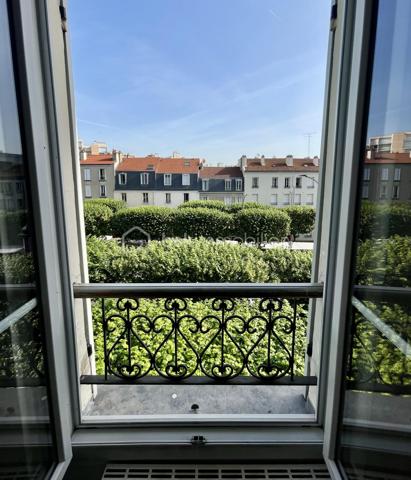 À seulement quelques minutes de Paris, découvrez ce superbe appartement 2 pièces situé au 3ème et dernier étage d’un immeuble de caractère, au cœur du secteur recherché de l’avenue Eugène Thomas au Kremlin-Bicêtre, à deux pas du métro Ligne 7 et des commerces.
Dès l'entrée, le charme opère : parquet massif, moulures, cheminée d'époque, belle hauteur sous plafond et luminosité offrent à ce bien une atmosphère chaleureuse et authentique, devenue rare sur le marché.
L'appartement se compose de :
✔️ Une agréable pièce de vie lumineuse avec cheminée décorative
✔️ Une grande chambre offrant de beaux volumes et des rangements
✔️ Une cuisine indépendante avec vue dégagée
✔️ Une salle d'eau rénovée avec douche contemporaine
✔️ WC séparés
✔️ Dressing / espace de rangement complémentaire
✔️ Une cave en sous-sol
Situé en dernier étage, ce bien bénéficie d'une vue dégagée sans vis-à-vis direct, d'une belle tranquillité et d'une propreté particulièrement appréciable.
📍 Un emplacement stratégique
Vous profiterez d'un environnement particulièrement recherché :
🚇 Métro Le Kremlin-Bicêtre (Ligne 7) à quelques minutes à pied permettant de rejoindre rapidement Paris.
🛍️ Centre commercial Okabé, commerces de proximité, marché, restaurants et services accessibles à pied.
🏥 Proximité immédiate de l'Hôpital Bicêtre, des établissements d'enseignement supérieur et des principaux axes de transport.
💡 Un bien idéal pour :
🏡 Un primo-accédant souhaitant acquérir un appartement avec du cachet aux portes de Paris plutôt qu'un bien standardisé.
📈 Un investisseur recherchant un secteur dynamique, très demandé par les étudiants, jeunes actifs et personnels hospitaliers grâce à la proximité des transports et des pôles d'emploi.

**Conseil : Ne tardez pas pour le visiter...**