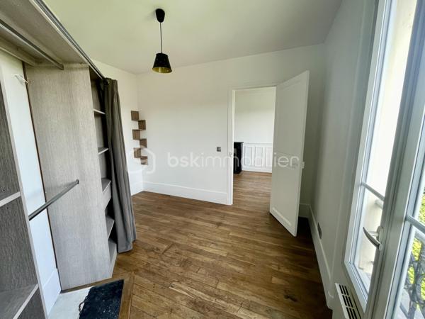À seulement quelques minutes de Paris, découvrez ce superbe appartement 2 pièces situé au 3ème et dernier étage d’un immeuble de caractère, au cœur du secteur recherché de l’avenue Eugène Thomas au Kremlin-Bicêtre, à deux pas du métro Ligne 7 et des commerces.
Dès l'entrée, le charme opère : parquet massif, moulures, cheminée d'époque, belle hauteur sous plafond et luminosité offrent à ce bien une atmosphère chaleureuse et authentique, devenue rare sur le marché.
L'appartement se compose de :
✔️ Une agréable pièce de vie lumineuse avec cheminée décorative
✔️ Une grande chambre offrant de beaux volumes et des rangements
✔️ Une cuisine indépendante avec vue dégagée
✔️ Une salle d'eau rénovée avec douche contemporaine
✔️ WC séparés
✔️ Dressing / espace de rangement complémentaire
✔️ Une cave en sous-sol
Situé en dernier étage, ce bien bénéficie d'une vue dégagée sans vis-à-vis direct, d'une belle tranquillité et d'une propreté particulièrement appréciable.
📍 Un emplacement stratégique
Vous profiterez d'un environnement particulièrement recherché :
🚇 Métro Le Kremlin-Bicêtre (Ligne 7) à quelques minutes à pied permettant de rejoindre rapidement Paris.
🛍️ Centre commercial Okabé, commerces de proximité, marché, restaurants et services accessibles à pied.
🏥 Proximité immédiate de l'Hôpital Bicêtre, des établissements d'enseignement supérieur et des principaux axes de transport.
💡 Un bien idéal pour :
🏡 Un primo-accédant souhaitant acquérir un appartement avec du cachet aux portes de Paris plutôt qu'un bien standardisé.
📈 Un investisseur recherchant un secteur dynamique, très demandé par les étudiants, jeunes actifs et personnels hospitaliers grâce à la proximité des transports et des pôles d'emploi.

**Conseil : Ne tardez pas pour le visiter...**