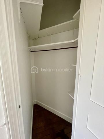 À seulement quelques minutes de Paris, découvrez ce superbe appartement 2 pièces situé au 3ème et dernier étage d’un immeuble de caractère, au cœur du secteur recherché de l’avenue Eugène Thomas au Kremlin-Bicêtre, à deux pas du métro Ligne 7 et des commerces.
Dès l'entrée, le charme opère : parquet massif, moulures, cheminée d'époque, belle hauteur sous plafond et luminosité offrent à ce bien une atmosphère chaleureuse et authentique, devenue rare sur le marché.
L'appartement se compose de :
✔️ Une agréable pièce de vie lumineuse avec cheminée décorative
✔️ Une grande chambre offrant de beaux volumes et des rangements
✔️ Une cuisine indépendante avec vue dégagée
✔️ Une salle d'eau rénovée avec douche contemporaine
✔️ WC séparés
✔️ Dressing / espace de rangement complémentaire
✔️ Une cave en sous-sol
Situé en dernier étage, ce bien bénéficie d'une vue dégagée sans vis-à-vis direct, d'une belle tranquillité et d'une propreté particulièrement appréciable.
📍 Un emplacement stratégique
Vous profiterez d'un environnement particulièrement recherché :
🚇 Métro Le Kremlin-Bicêtre (Ligne 7) à quelques minutes à pied permettant de rejoindre rapidement Paris.
🛍️ Centre commercial Okabé, commerces de proximité, marché, restaurants et services accessibles à pied.
🏥 Proximité immédiate de l'Hôpital Bicêtre, des établissements d'enseignement supérieur et des principaux axes de transport.
💡 Un bien idéal pour :
🏡 Un primo-accédant souhaitant acquérir un appartement avec du cachet aux portes de Paris plutôt qu'un bien standardisé.
📈 Un investisseur recherchant un secteur dynamique, très demandé par les étudiants, jeunes actifs et personnels hospitaliers grâce à la proximité des transports et des pôles d'emploi.

**Conseil : Ne tardez pas pour le visiter...**