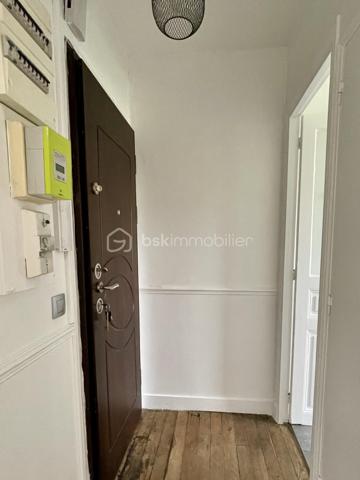 À seulement quelques minutes de Paris, découvrez ce superbe appartement 2 pièces situé au 3ème et dernier étage d’un immeuble de caractère, au cœur du secteur recherché de l’avenue Eugène Thomas au Kremlin-Bicêtre, à deux pas du métro Ligne 7 et des commerces.
Dès l'entrée, le charme opère : parquet massif, moulures, cheminée d'époque, belle hauteur sous plafond et luminosité offrent à ce bien une atmosphère chaleureuse et authentique, devenue rare sur le marché.
L'appartement se compose de :
✔️ Une agréable pièce de vie lumineuse avec cheminée décorative
✔️ Une grande chambre offrant de beaux volumes et des rangements
✔️ Une cuisine indépendante avec vue dégagée
✔️ Une salle d'eau rénovée avec douche contemporaine
✔️ WC séparés
✔️ Dressing / espace de rangement complémentaire
✔️ Une cave en sous-sol
Situé en dernier étage, ce bien bénéficie d'une vue dégagée sans vis-à-vis direct, d'une belle tranquillité et d'une propreté particulièrement appréciable.
📍 Un emplacement stratégique
Vous profiterez d'un environnement particulièrement recherché :
🚇 Métro Le Kremlin-Bicêtre (Ligne 7) à quelques minutes à pied permettant de rejoindre rapidement Paris.
🛍️ Centre commercial Okabé, commerces de proximité, marché, restaurants et services accessibles à pied.
🏥 Proximité immédiate de l'Hôpital Bicêtre, des établissements d'enseignement supérieur et des principaux axes de transport.
💡 Un bien idéal pour :
🏡 Un primo-accédant souhaitant acquérir un appartement avec du cachet aux portes de Paris plutôt qu'un bien standardisé.
📈 Un investisseur recherchant un secteur dynamique, très demandé par les étudiants, jeunes actifs et personnels hospitaliers grâce à la proximité des transports et des pôles d'emploi.

**Conseil : Ne tardez pas pour le visiter...**