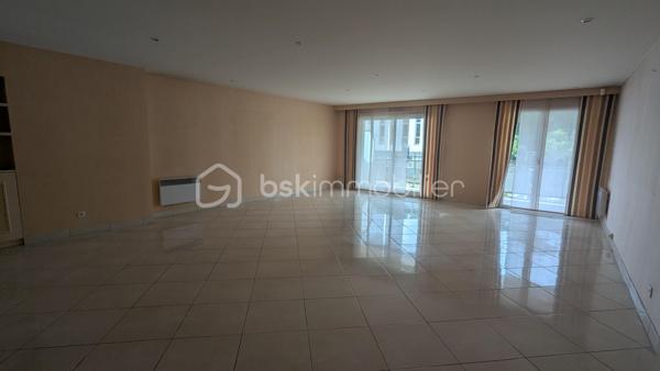 Situé au 1er étage avec ascenseur d’une résidence entretenue et agréable à vivre, venez découvrir ce bel appartement de 106 m² idéalement placé dans le quartier recherché du Petit Chantilly à Orvault.

Dès l’entrée, vous serez séduit par ses volumes généreux et sa superbe pièce de vie d’environ 50 m², baignée de lumière, offrant un espace de vie convivial et chaleureux, parfait pour recevoir ou profiter en famille.

La cuisine, spacieuse et fonctionnelle, complète parfaitement cet espace de vie.

L’appartement propose également deux chambres, une salle d’eau, un WC indépendant ainsi qu’une buanderie, un vrai plus pour le quotidien.

Un balcon vous permettra de profiter d’un extérieur agréable.

Côté pratique, vous bénéficiez d’un garage double ainsi que d’une cave, des prestations rares sur le secteur.

L’ensemble se situe dans un environnement privilégié, avec toutes les commodités accessibles à pied : commerces, transports, écoles…

DPE B, volumes, emplacement, stationnement : un bien complet qui coche de nombreuses cases.