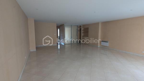Situé au 1er étage avec ascenseur d’une résidence entretenue et agréable à vivre, venez découvrir ce bel appartement de 106 m² idéalement placé dans le quartier recherché du Petit Chantilly à Orvault.

Dès l’entrée, vous serez séduit par ses volumes généreux et sa superbe pièce de vie d’environ 50 m², baignée de lumière, offrant un espace de vie convivial et chaleureux, parfait pour recevoir ou profiter en famille.

La cuisine, spacieuse et fonctionnelle, complète parfaitement cet espace de vie.

L’appartement propose également deux chambres, une salle d’eau, un WC indépendant ainsi qu’une buanderie, un vrai plus pour le quotidien.

Un balcon vous permettra de profiter d’un extérieur agréable.

Côté pratique, vous bénéficiez d’un garage double ainsi que d’une cave, des prestations rares sur le secteur.

L’ensemble se situe dans un environnement privilégié, avec toutes les commodités accessibles à pied : commerces, transports, écoles…

DPE B, volumes, emplacement, stationnement : un bien complet qui coche de nombreuses cases.